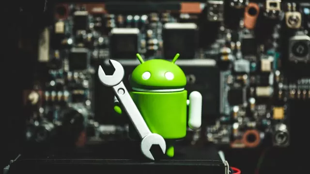 Maskot Androidu s plochým klíčem v ruce