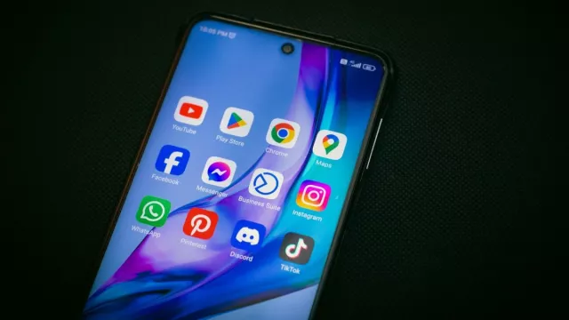 Androidový smartphone na tmavém pozadí