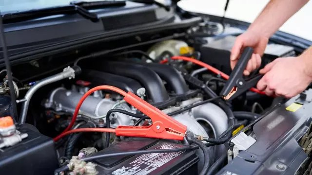 Přemostění akumulátoru kabely