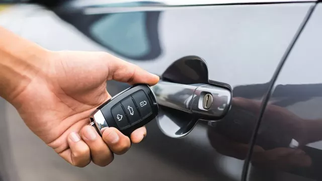 Odemykání vozidla bezklíčovým systémem