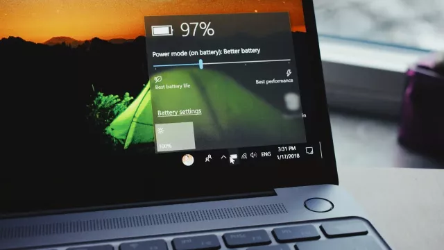 Kutil si doma postavil vlastní elektrárnu. K napájení využívá 1000 vyřazených baterií z notebooků