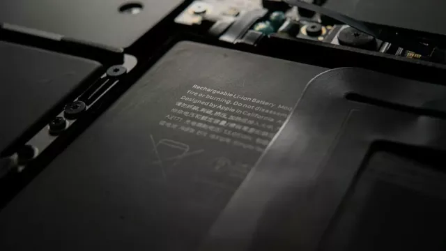 Baterie uvnitř laptopu