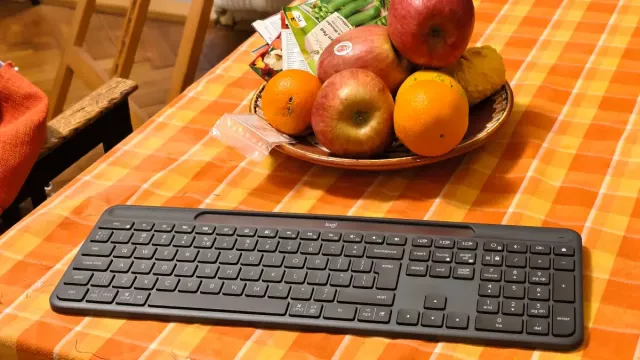 Logitech Signature Slim Solar