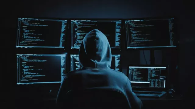 Hacker připravuje útok na kryptopeněženky