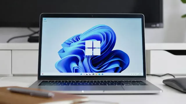 Windows 11 desktop na displeji laptopu