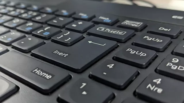 Klávesnice s klávesami Ins, Home, End a dalšími