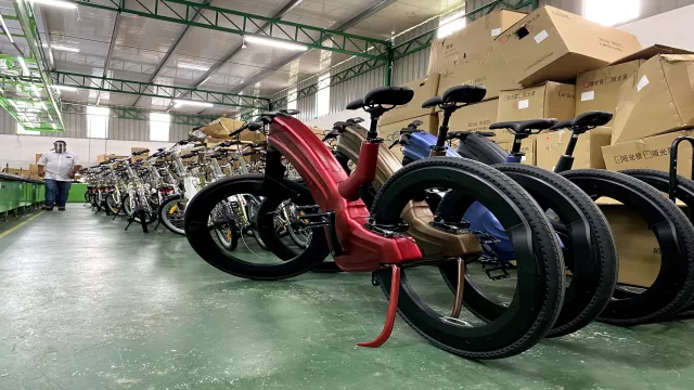 Tisíce zájemců věřily futuristickému projektu na dvou kolech. Ze stroje Reevo se ale stalo fiasko