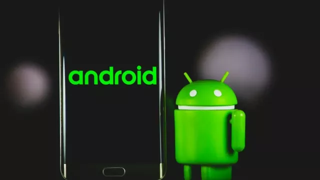 Maskot Androidu a smartphone