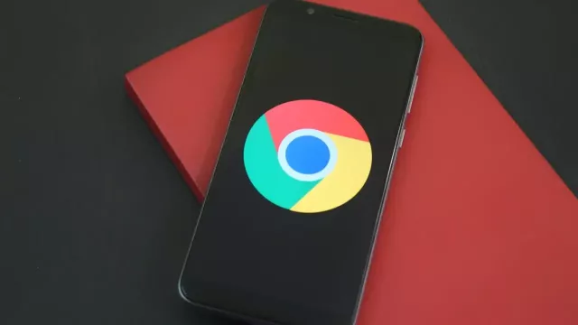 Logo Google Chrome na displeji smartphonu