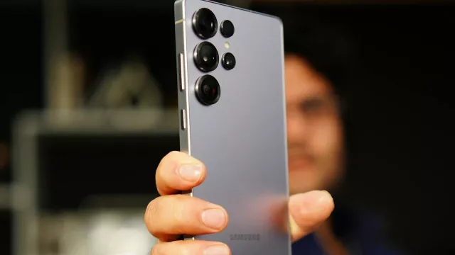 Uživatel drží v ruce smartphone Samsung