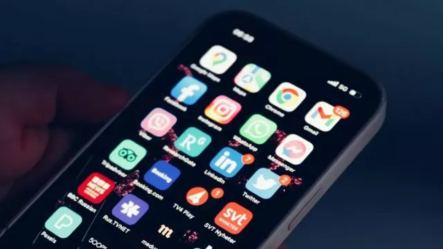 Detail na displej mobilního telefonu s mnoha aplikacemi