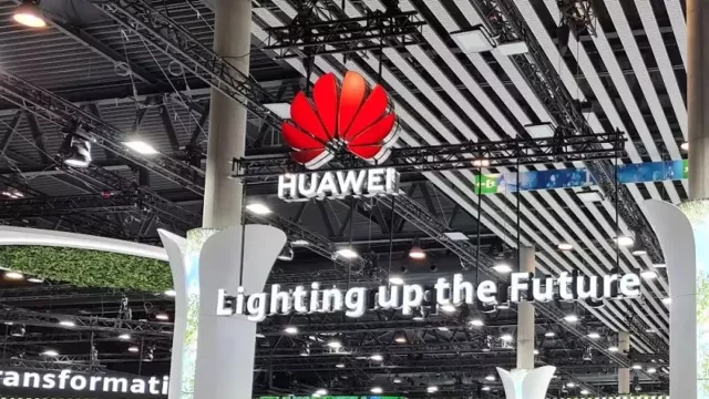 Logo Huawei u stropu výstavní haly
