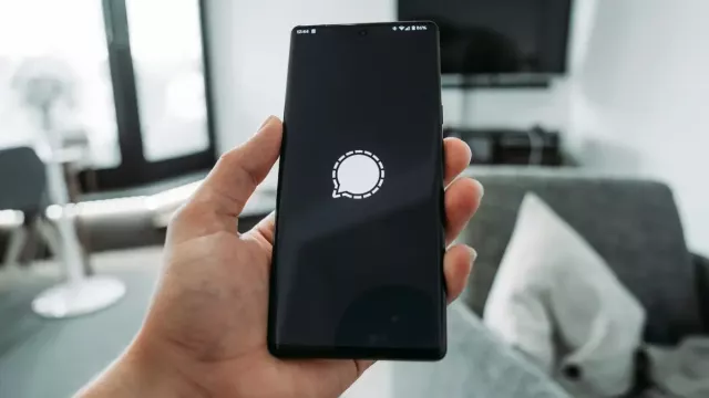 Logo Signal na displeji smartphonu