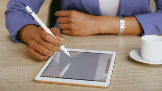 Uživatelka pracuje s tabletem