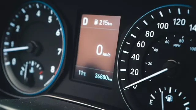 Detailní pohled na přístrojovou desku v automobilu