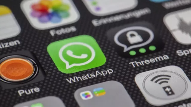 Ikona WhatsAppu na domovské obrazovce smartphonu