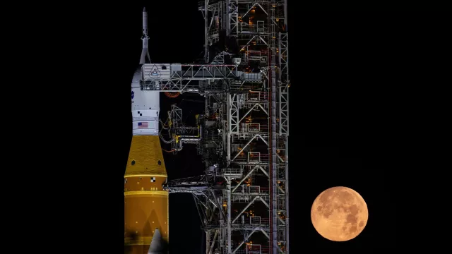 Ozvaly se staré problémy. Proč NASA znovu odložila historický let k Měsíci a kdy přijde další šance?