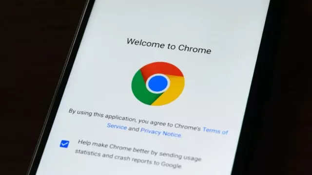 Internetový prohlížeč Chrome na displeji smartphonu