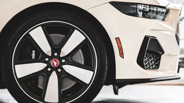 Detail na kolo elektrického vozidla