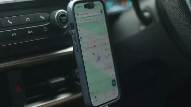 Navigace v Mapách Google, smartphone ve voze