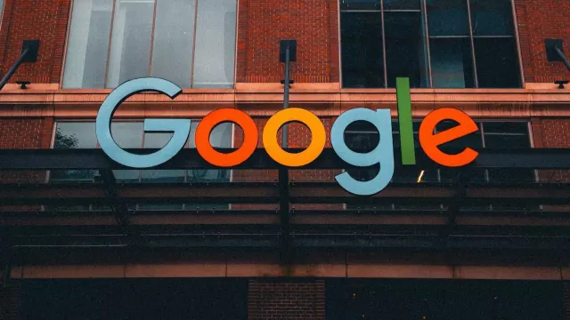 Logo Google na stěně budovy