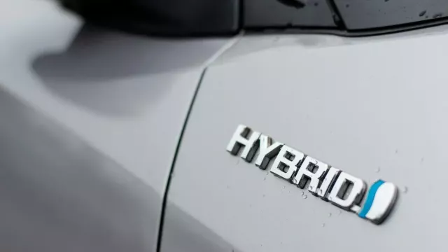 Logo hybrid na blatníku vozidla