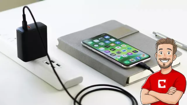 Smartphone se nabíjí pomocí adaptéru