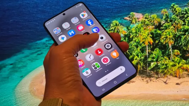 Samsung Galaxy S26 překvapuje výkonem. Je kompaktní a krásně se vejde do kapsy