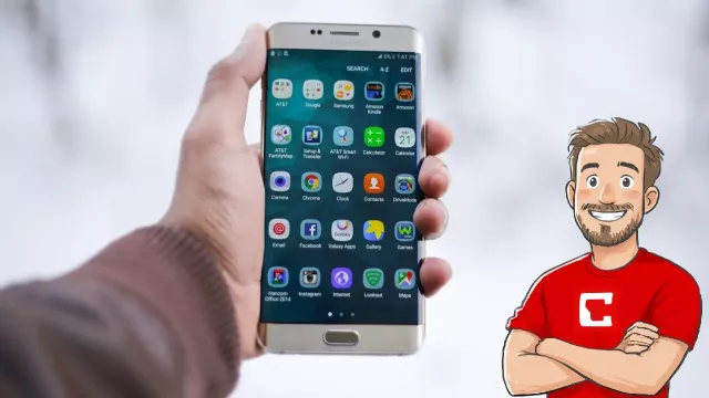 Stříbrný smartphone v ruce uživatele