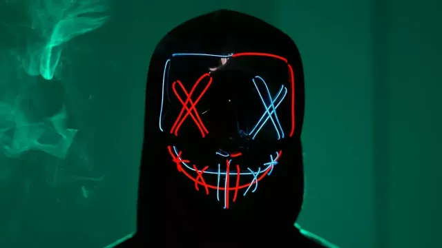 Detail na zakrytou tvář hackera