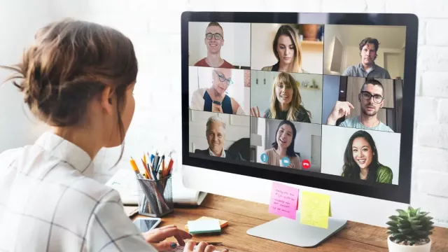 Žena komunikuje s ostatními uživateli prostřednictvím Teams