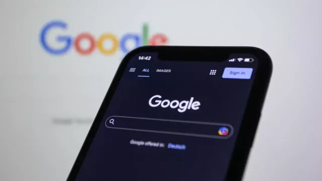 Motiv prohlížeče Chrome na monitoru a displeji smartphonu