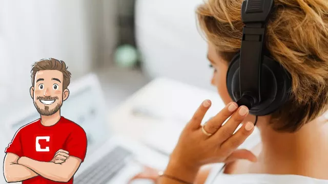 Uživatelka poslouchá zvuk z laptopu