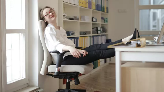 Jak si správně nastavit sezení na kancelářské židli?