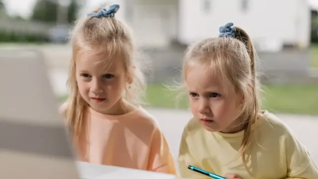 Dívky pozorně sledují monitor laptopu