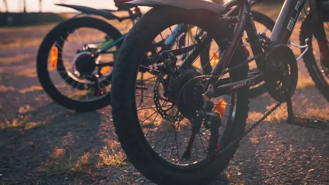 Detail na odstavená kola v zapadající slunci