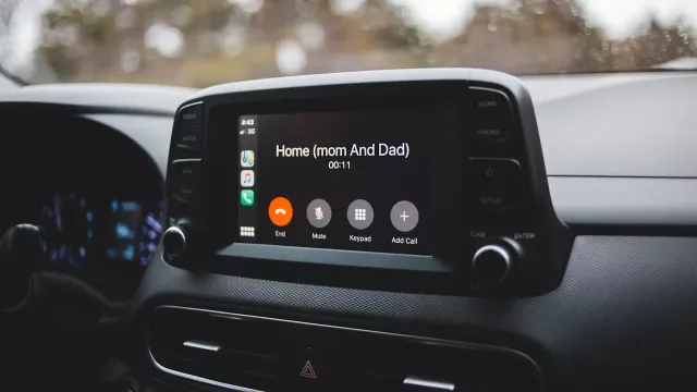 Android Auto na displeji ve voze