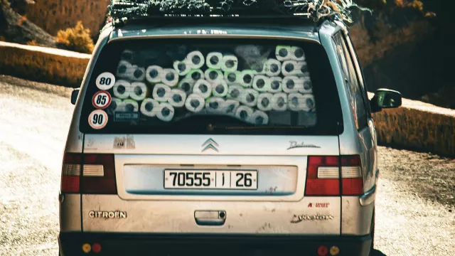 Auto plné toaletního papíru