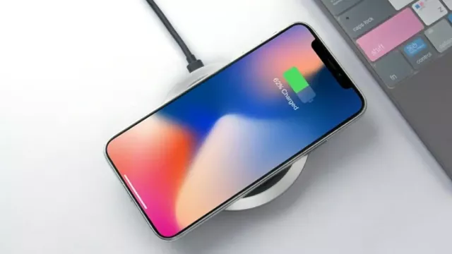 Mobilní telefon se nabíjí na bezdrátové nabíječce