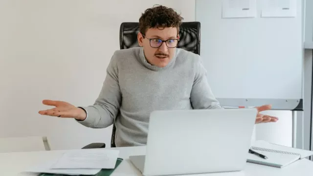 Překvapený uživatel laptopu