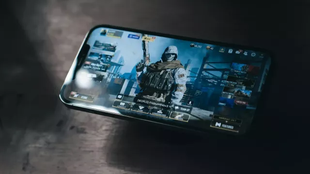 Uživatel hraje hru na mobilu