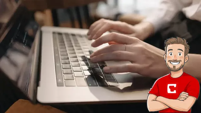Uživatelka píše text na laptopu