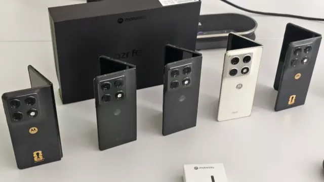 Nové skládací i běžné telefony od Motoroly. K speciální verzi razru fold je vstupenka na fotbalové MS 2026