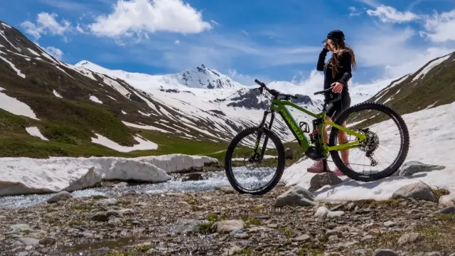 Cyklistka se kochá okolní krajinou