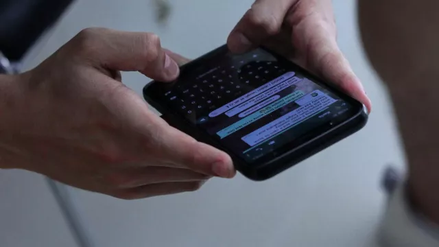 Uživatel chatuje na mobilu