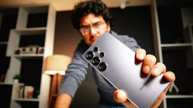 Uživatel má smartphone Samsung v natažené ruce