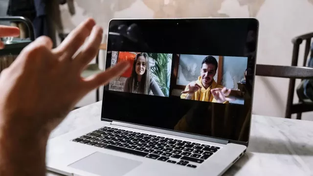 Obrazovka videohovoru na displeji smartphonu