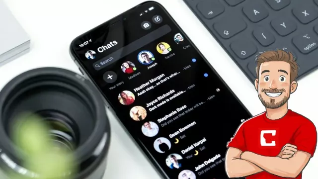 Smartphone s WhatsApp konverzací na displeji