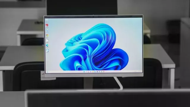 Monitor s pracovní plochou Windows 11
