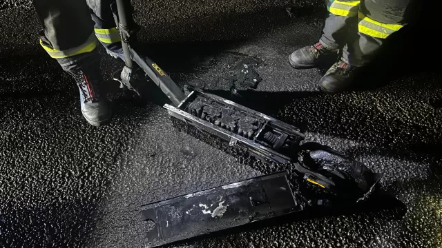 Takhle by vaše koloběžka neměla skončit: Hasiči varují a radí, jak bezpečně nabíjet a skladovat baterie